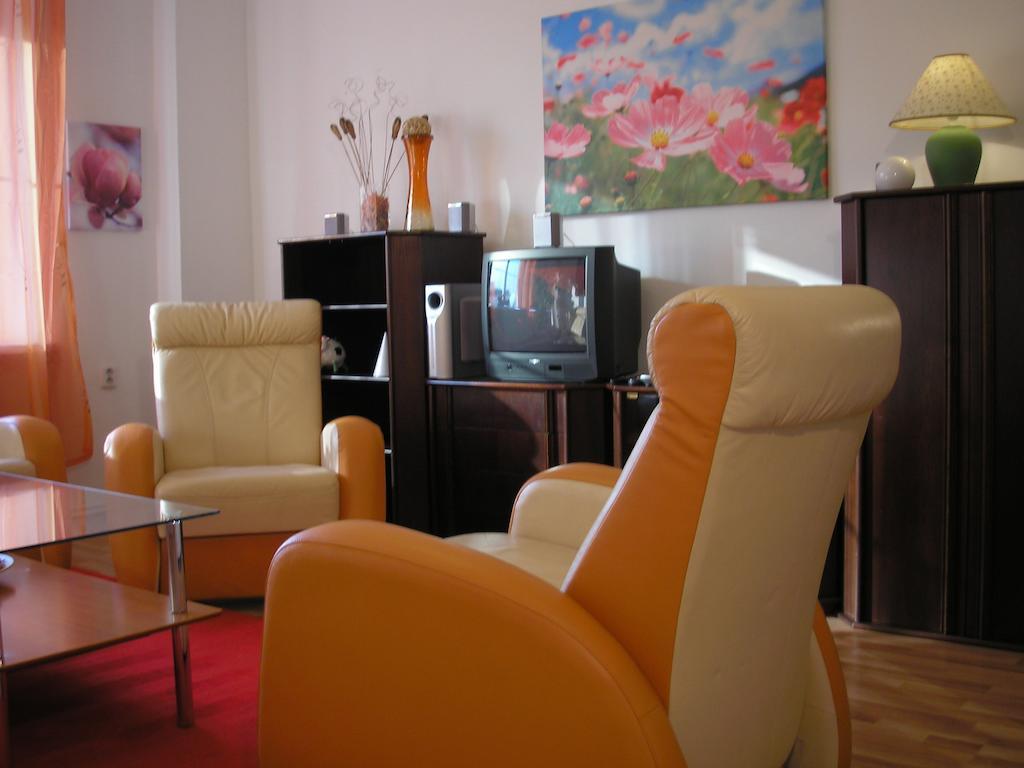 Apartment Accommodation Up To 17 Bratislava Exteriör bild