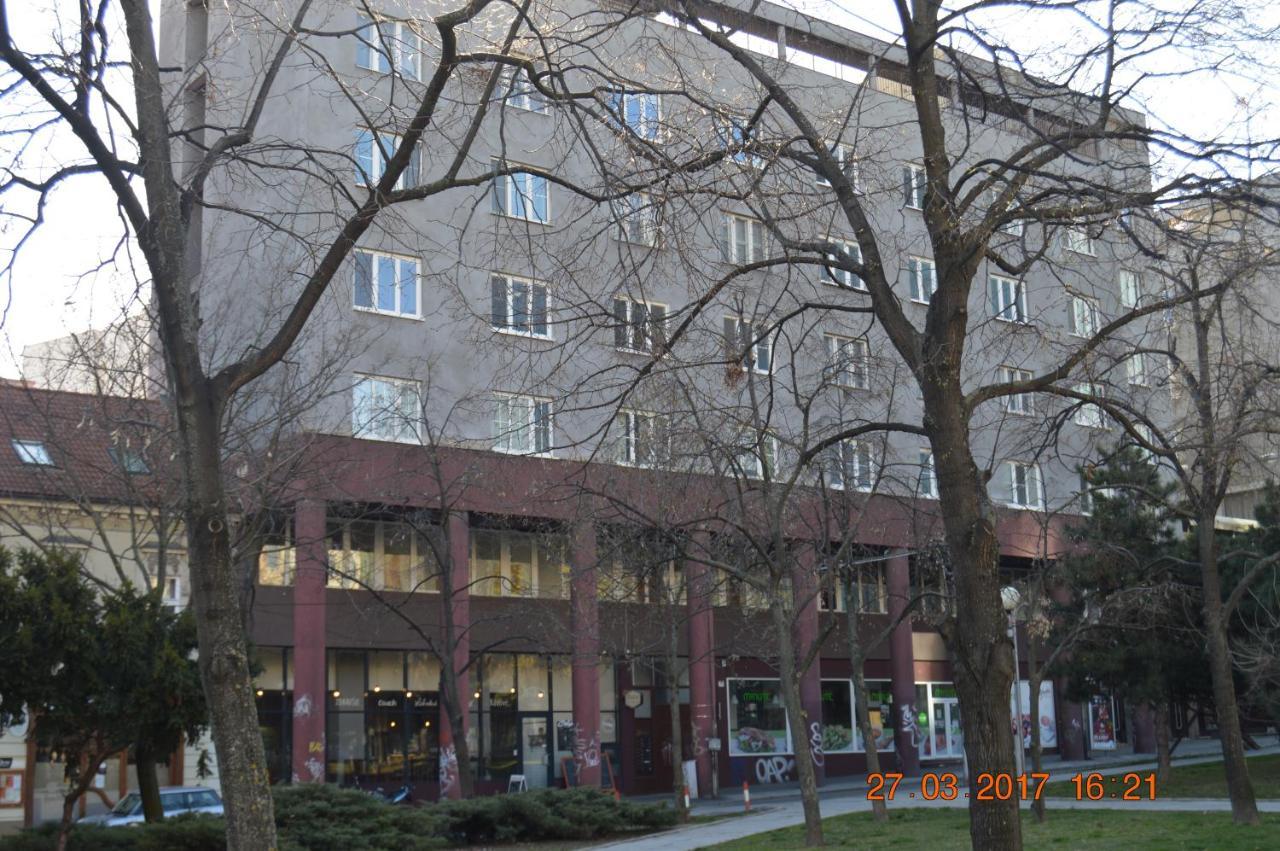 Apartment Accommodation Up To 17 Bratislava Exteriör bild
